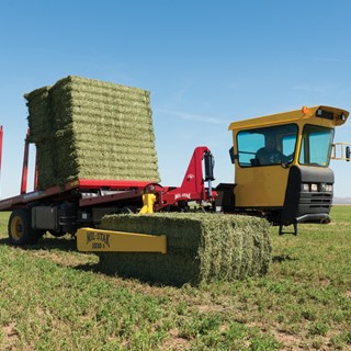 New Holland Tier 4B Stackcruiser® Self-Propelled Bale Wagons