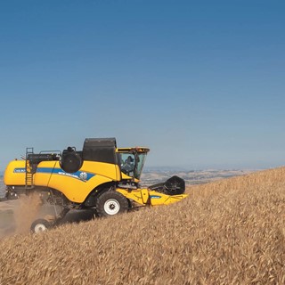 New Holland Agriculture CX5 90 showcasing its featured Opti-Speed™