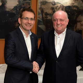 IVECO Brand President Pierre Lahutte (left) with Jost Group Managing Director Roland Jost