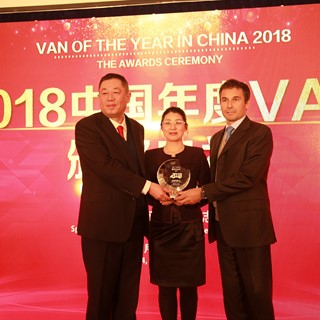 Ms. Yu Jing, Chairwoman of the VOY China jury (center) with Federico Bullo Vice President IVECO APAC (right)