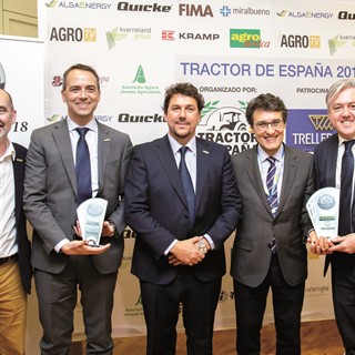 Riccardo Angelini,Alessandro Maritano and Carlo Lambro receiving the Tractor de España 2018