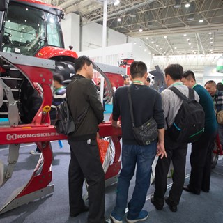 纽荷兰在2017中国国际农机展上首次展示全新的圆捆机以及康斯开尔品牌产品