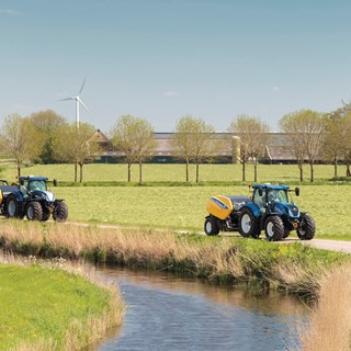 New Holland Tractors transporting the new Roll Baler 125