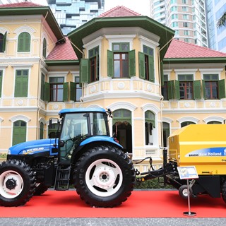 New Holland TS6 and BR6090 on display