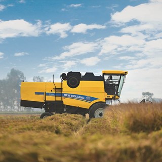 New Holland Agriculture Launches New TC5.30 Five Strawwalker Combine