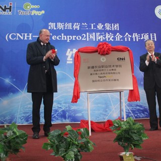 Mr. Luca Mainardi, CNH Industrial (left) with Mr. Li Jingtian, Xinjiang Agricultural Vocational and Technical College