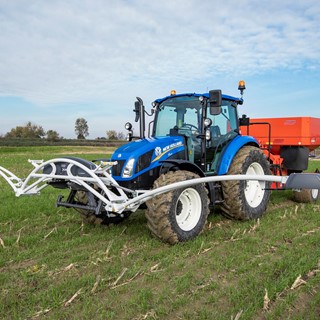 New Holland Tractor with CropXplorer: a biomass sensing package to  accurately calibrate the application of fertilizer
