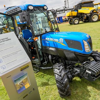 O eixo dianteiro articulado SuperSteerTM que equipa o T4.75N é uma exclusividade New Holland.