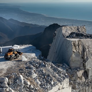 06 Exceptional maneuverability assists when working in confined areas