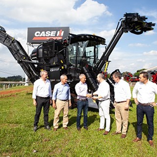 Case IH entrega ao Grupo São Martinho a colhedora John Pearce Signature