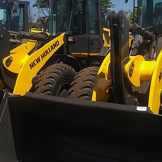 Pás carregadeiras W130B estão entre as máquinas entregues