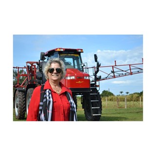 Isabel trabalha com o pulverizador da Case IH