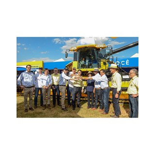 Miotto (quinto da esquerda para direita) e Caffarelli (centro) no estande da marca. Cred.: Alexandre Maciel.