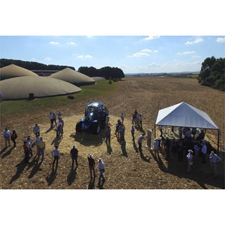 Jornalistas e convidados conheceram o novo trator conceito movido a biometano da New Holland Agriculture