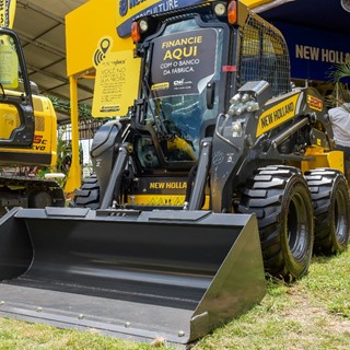 Braço SUPER BOOM® da L220 facilita o transporte de sacas