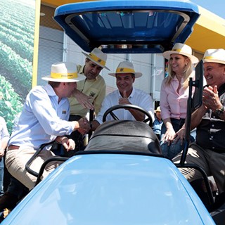 Diretor da New Holland cumprimenta governador do Paraná em cima de trator TL entregue a produtor rural. Foto: Eron Zeni.