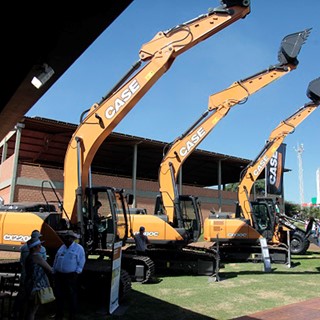 Nova linha de escavadeiras hidráulicas CASE é exposta na feira