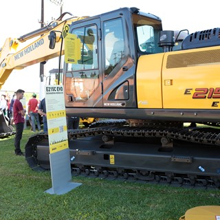 Escavadeira hidráulica E215C EVO é uma das atrações da marca no evento Foto: Eron Zeni