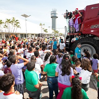 Papai Noel chega em cima de uma colheitadeira da Case IH