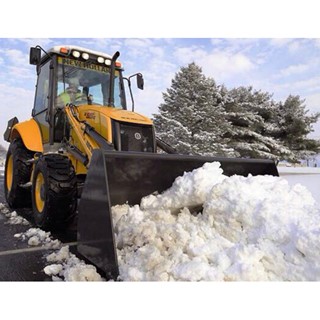 Motoniveladoras, minicarregadeiras e retroescavadeiras (foto) da New Holland trabalharam fortemente na nevasca