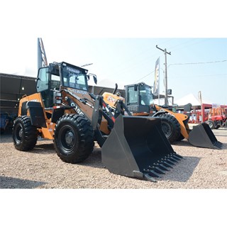 Pás-carregadeiras W20F e 621E em exposição na Expointer 2017. Foto: José Doval