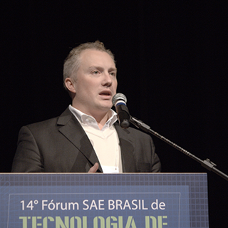 Gregory Riordan palestra no 14º Fórum SAE Brasil de Tecnologia de Motores Diesel. Foto: Levi Pereira