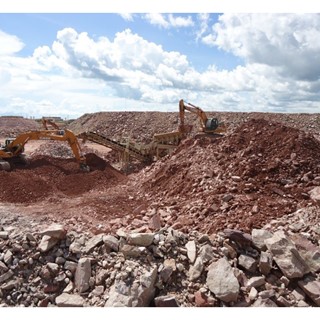 Em uma mineração de ouro, localizada em Mato Grosso, duas escavadeiras CX350B abastecem uma unidade de britagem