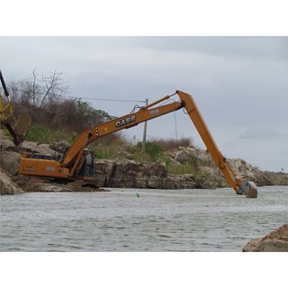 Em Fortaleza, no Ceará, a escavadeira CX220B com braço alongado – doze metros – desassoreia os canais escavados em rocha