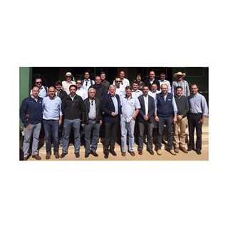 Presidente mundial da marca (ao centro, blazer azul) visita cooperativa que atualmente possui 140 associados