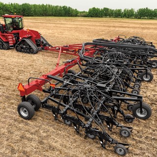 The Flex Hoe™ 900 air drill from Case IH is agronomically designed to help producers efficiently seed small grains.