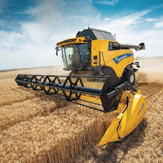 New Holland won an Agritechnica Silver Medal for the new Ultra-Flow™ staggered drum design for the CX range of combines