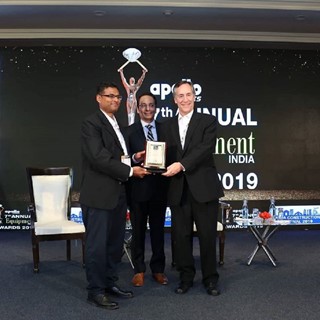 Puneet Vidyarthi, Brand Leader CASE India (left), receiving award from Stephen A Jones, Dodge Data and Analytics (right)