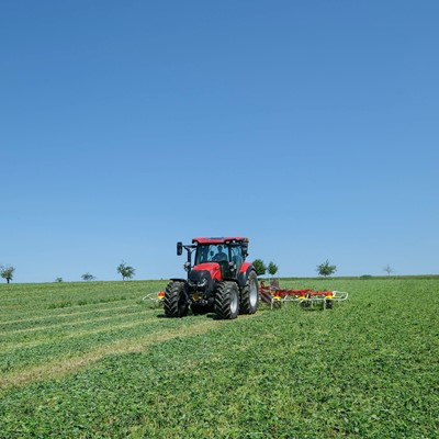 Delivering the comfort and power of a high-horsepower Case IH tractor, Vestrum™ series tractors combine maneuverability