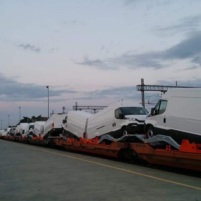 Specially adapted train loaded with IVECO vans