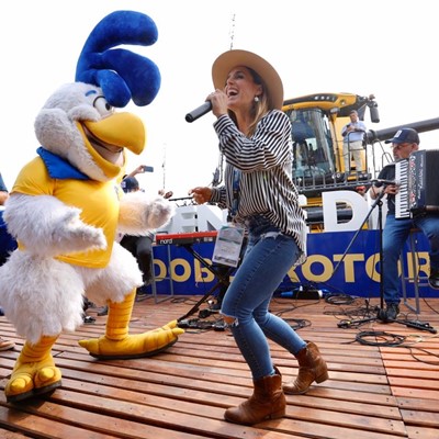 Con la participación estelar de Soledad Pastorutti, New Holland Agriculture brilló durante el primer día de Expoagro