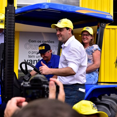 Ratinho Júnior entrega trator solidário da New Holland a agricultor do PR