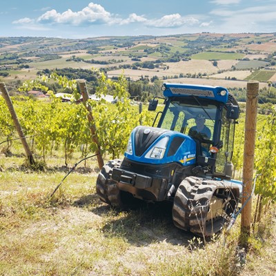 Únicos no Brasil, tratores compactos de esteira da New Holland estreiam na Expodireto