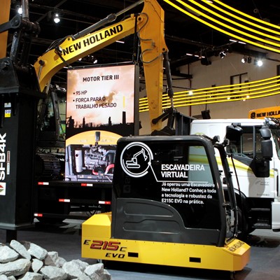 Público da Fenatran 2019 pode operar a Escavadeira Virtual da New Holland Construction Escavadeira Virtual