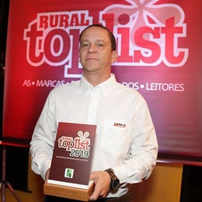 Fábio Melo, especialista de Produto da Case IH, recebe o prêmio da Revista Rural