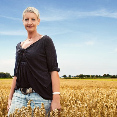 Elke Pelz-Thaller combina sua vida como agricultora com sua carreira de coach de saúde mental e pessoal na Alemanha