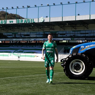 New Holland presenteia torcida do Juventude com novo bandeirão