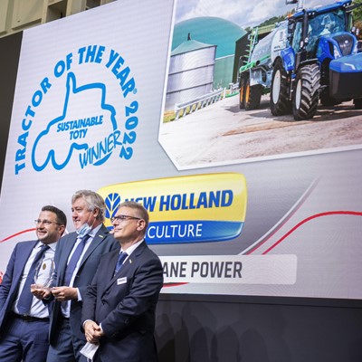 Trator movido a metano produzido em série pela New Holland vence o prêmio Trator Sustentável do Ano