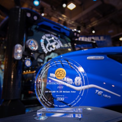 El tractor propulsado a metano producido en serie por New Holland gana el premio al Tractor Sostenible del Año