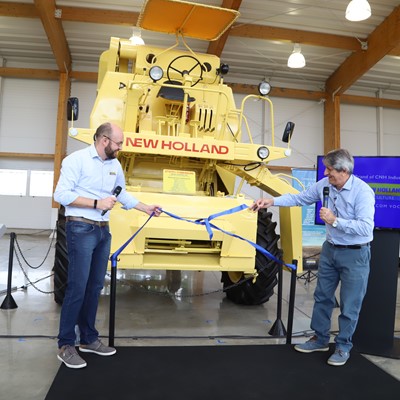 Para celebrar seus 46 anos de Brasil, New Holland restaura modelo da primeira colheitadeira produzida no país