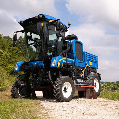 New Holland & AGXTEND present the XPower XPN concept, an electric weeding solution for narrow vineyards.