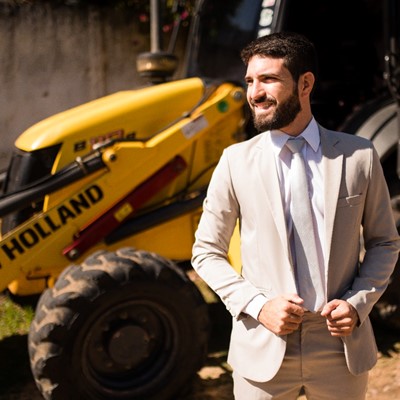Cliente celebra casamento com retroescavadeira New Holland B110B
