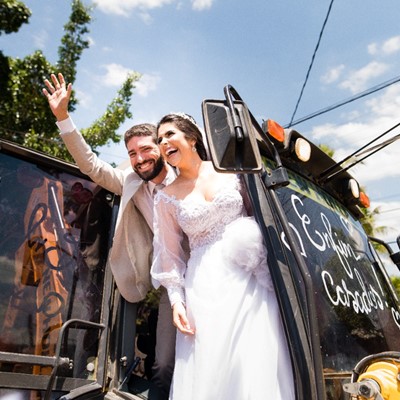 Cliente celebra casamento com retroescavadeira New Holland B110B