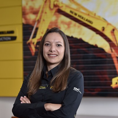 Paula Araújo_ New Holland Construction