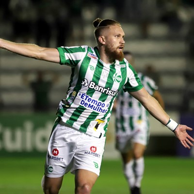 Atacante Isidro Pitta marca o gol da vitória do Juventude com a camisa É tempo de mulher