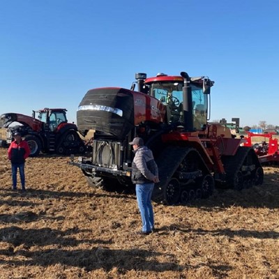 Training on the field_Quadtrac 500 and Magnum Rowtrac